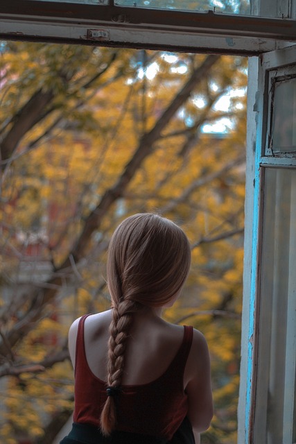 dievča v okne